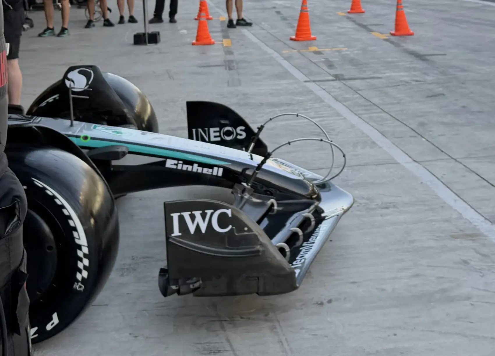 Ormótlan első szárnyat villantott a Mercedes a sebességkorlátozás mellett zajló F1-es teszten