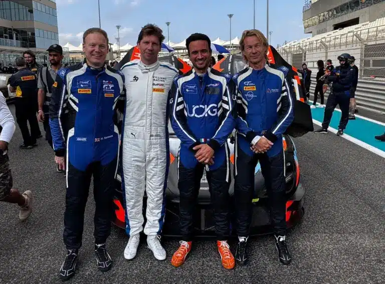 Szokatlan kettős élet: versenyzőként ünnepelt a dobogó tetején az F1-es csapatfőnök