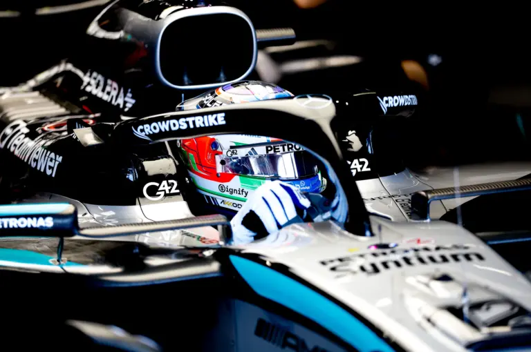 Álnéven versenyzett az F1-es pilóta, mindenki megdöbbent, amikor lekerült a sisak