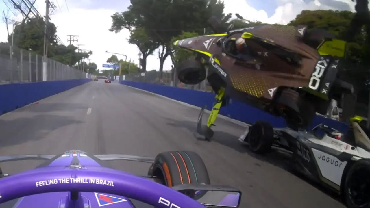 Az újonc elfelejtett fékezni, gigantikus baleset lett belőle