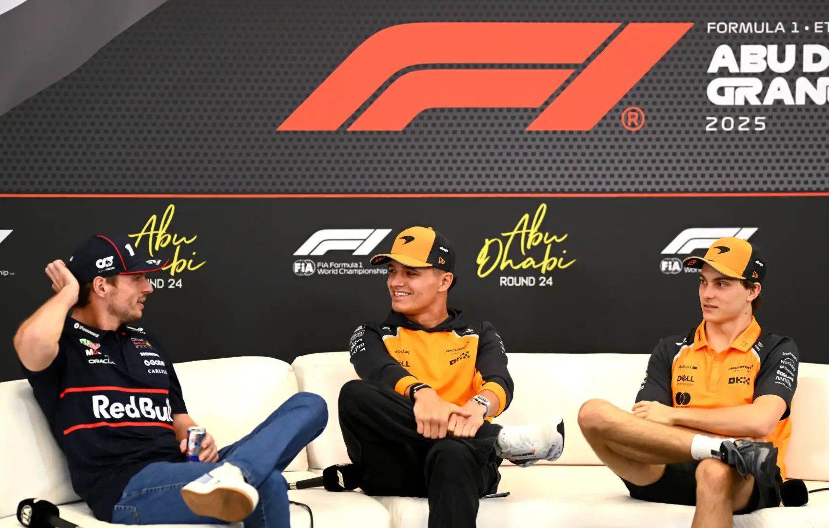 A McLaren burokba zárja a pilótáit, míg Verstappen vígan nyilatkozgat a sajtónak