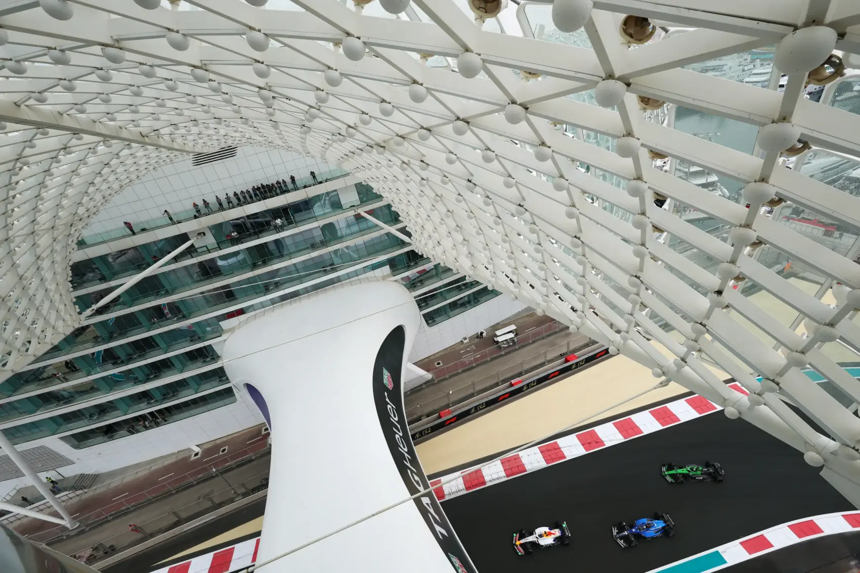 Lezajlott az edzés, amin az F1 egyik bajnokesélyese jót derült, egy másik pedig máris hátrányba került