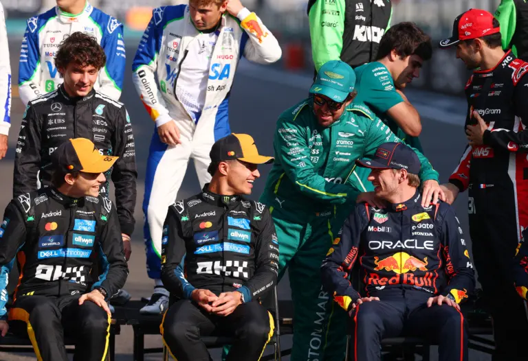 Lehetetlen feladatok: felismered az F1-es versenyzőt a válláról, a füléről vagy a körméről?