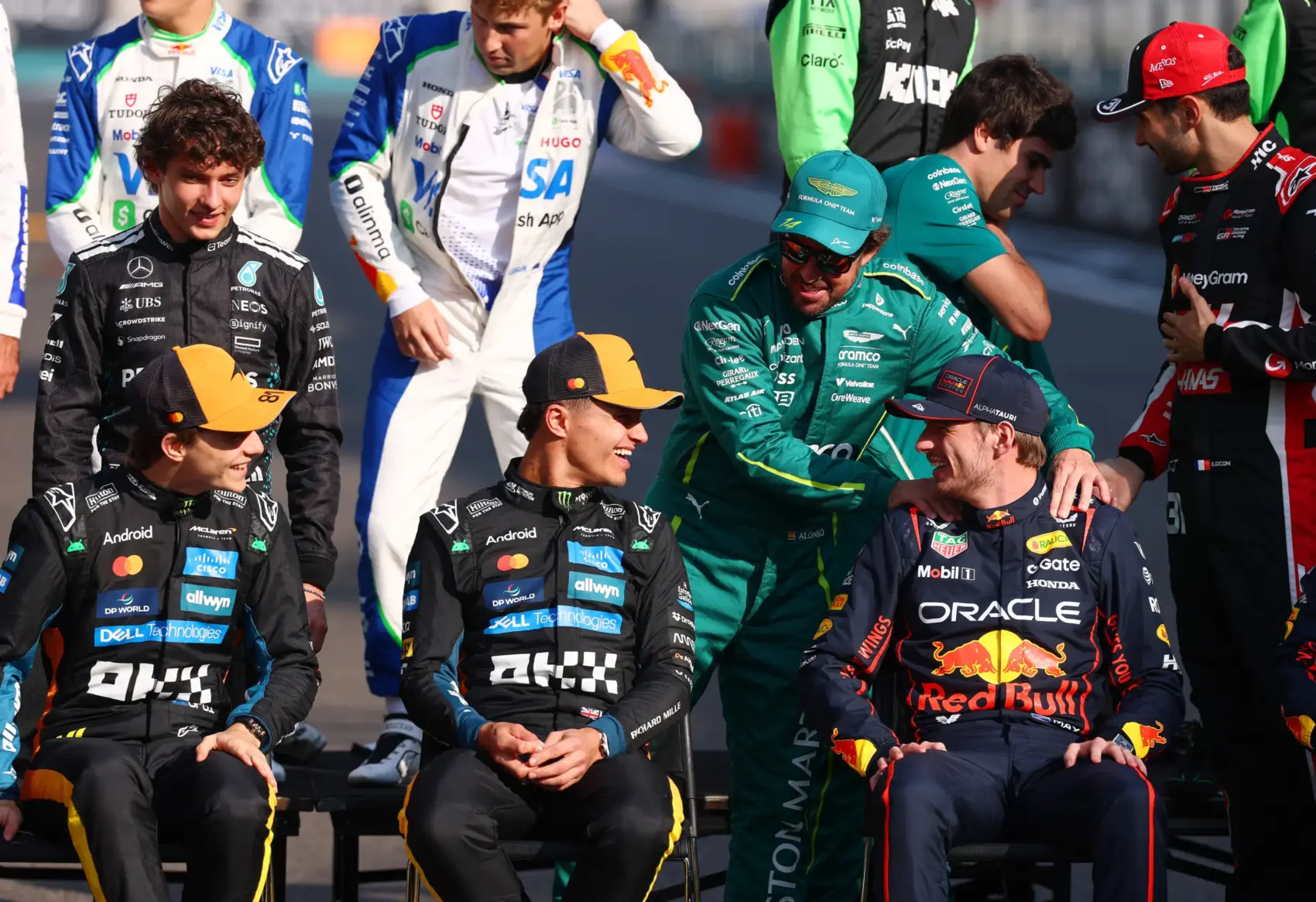 Lehetetlen feladatok: felismered az F1-es versenyzőt a válláról, a füléről vagy a körméről?