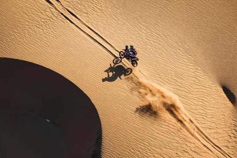 Brabec időjóváírást kapott, az amerikai vezeti a motorosok Dakarját
