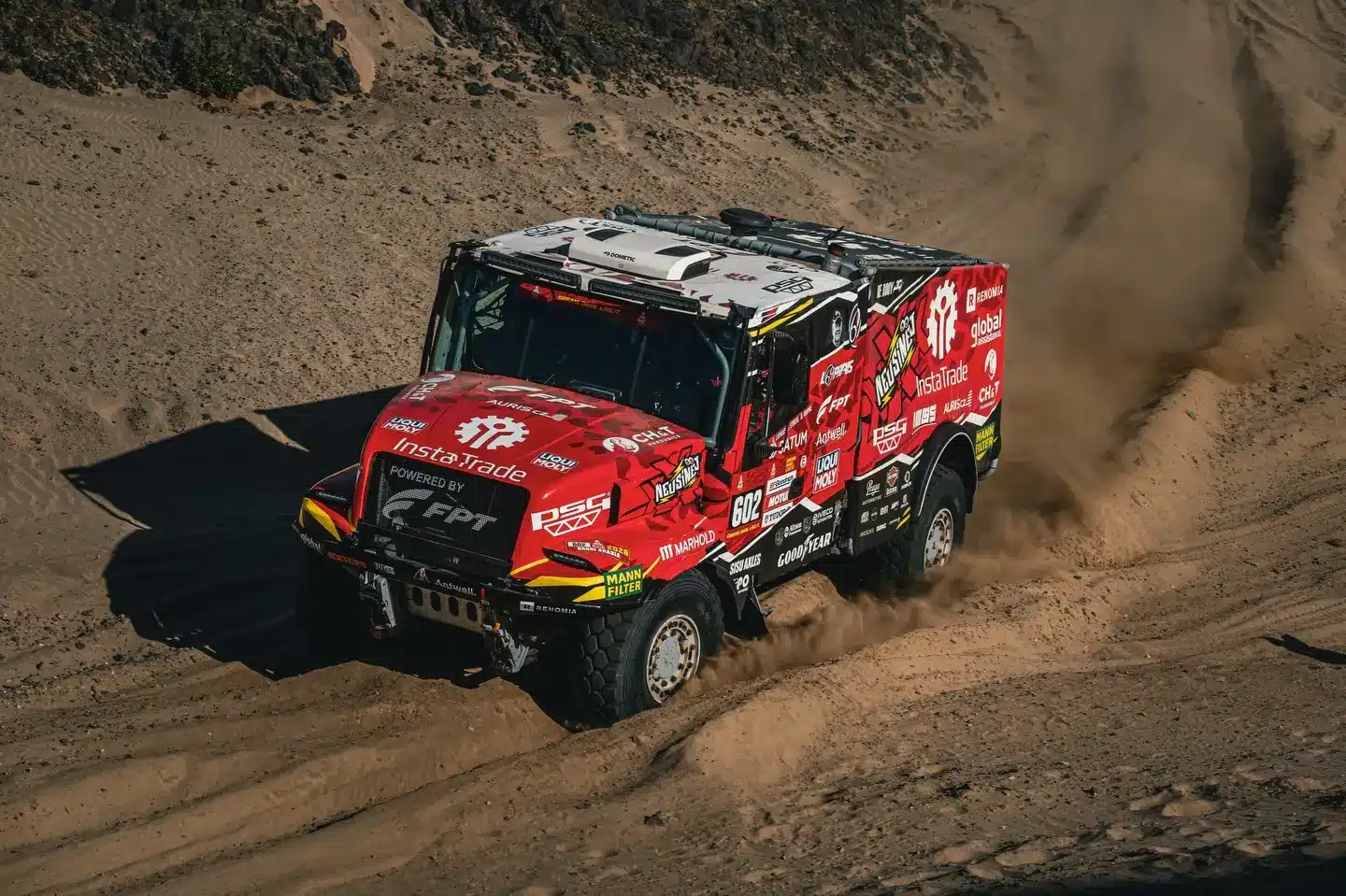 Loprais nyert a kamionok között, Darázsiék kiálltak a Dakar első szakaszán