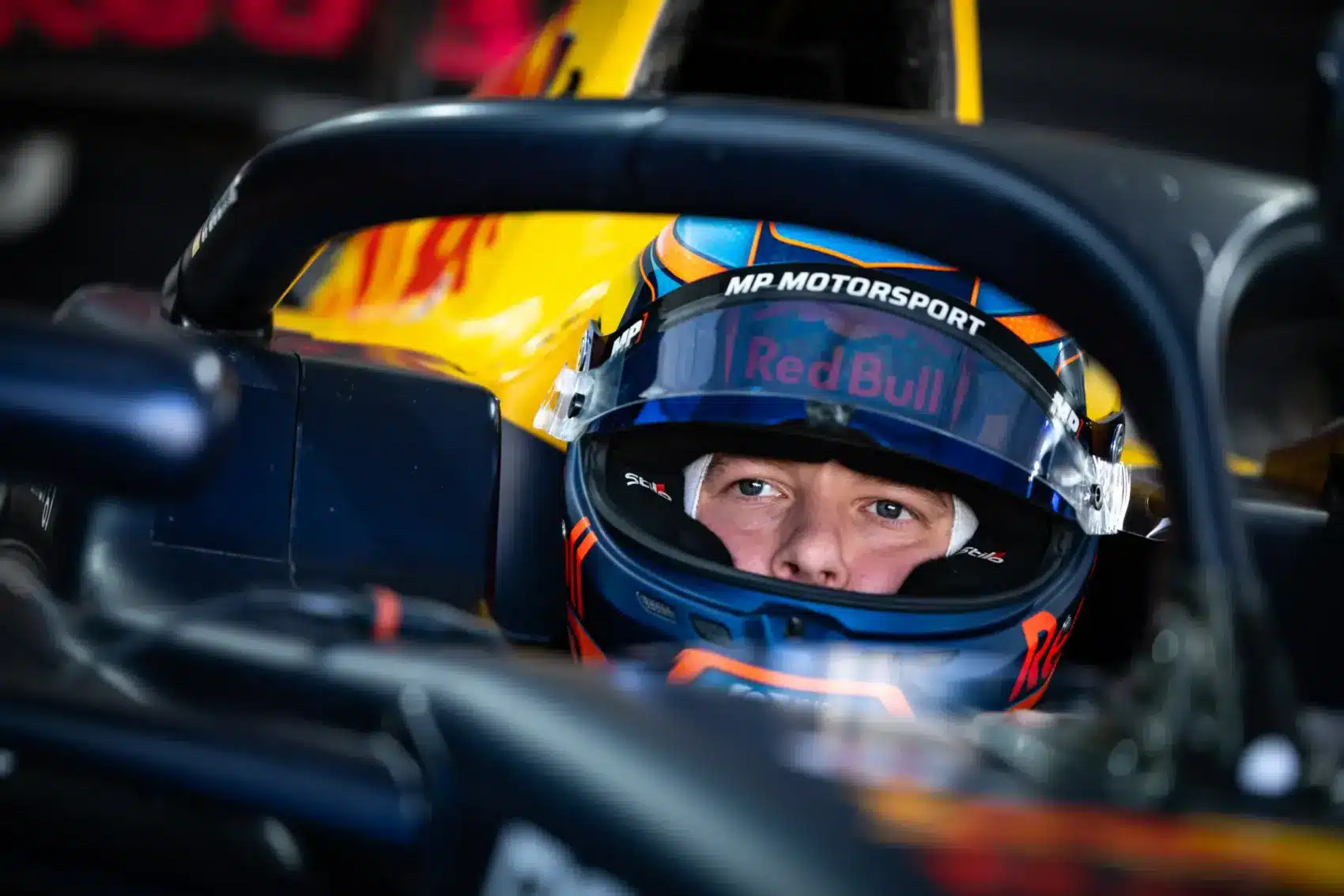 Két pilótáját is kirúgta a Red Bull
