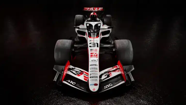 Bemutatták az új éra első F1-es autóját, itt a Haas VF-26