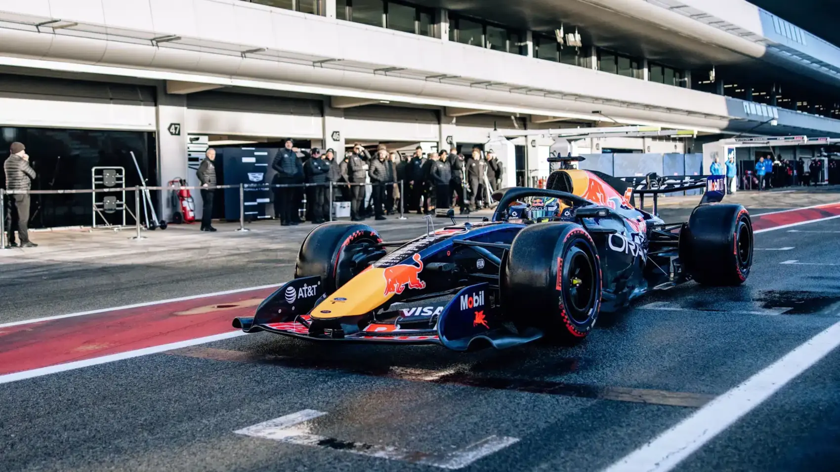 A Ferrari és a McLaren nélkül indult el az F1 első 2026-os tesztnapja, élen a Red Bull