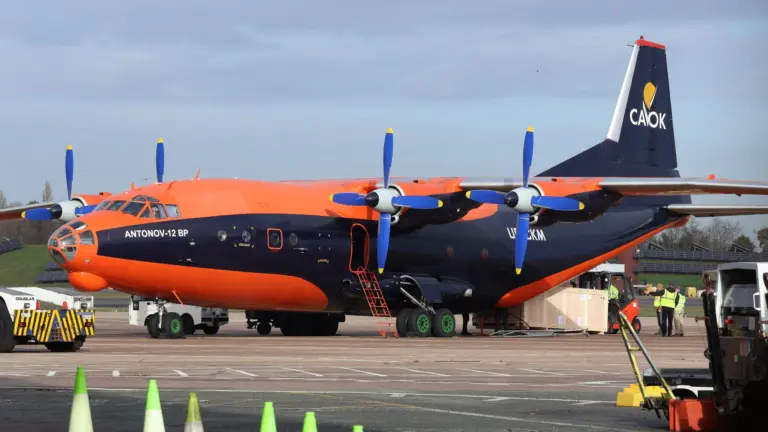 Egykori katonai gép fedélzetén érkezett meg az Aston Martin F1-es autója Barcelonába (videó)