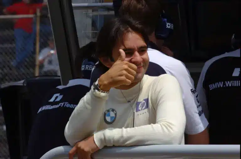 Videón, ahogy karaterúgással kelt fia védelmére a letartóztatott autóversenyző