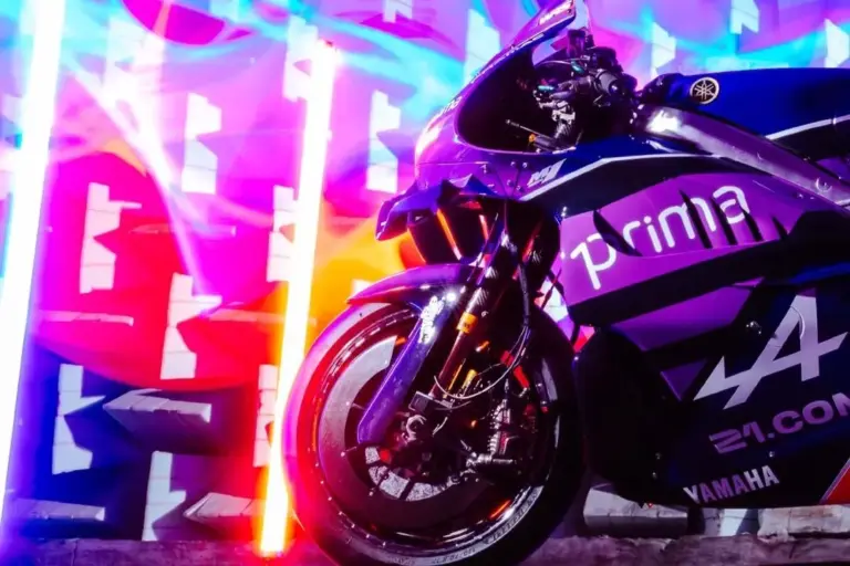 Igazi legenda is feltűnt az első idei bemutatón, íme Razgatlıoğlu első MotoGP-versenymotorja (képek)