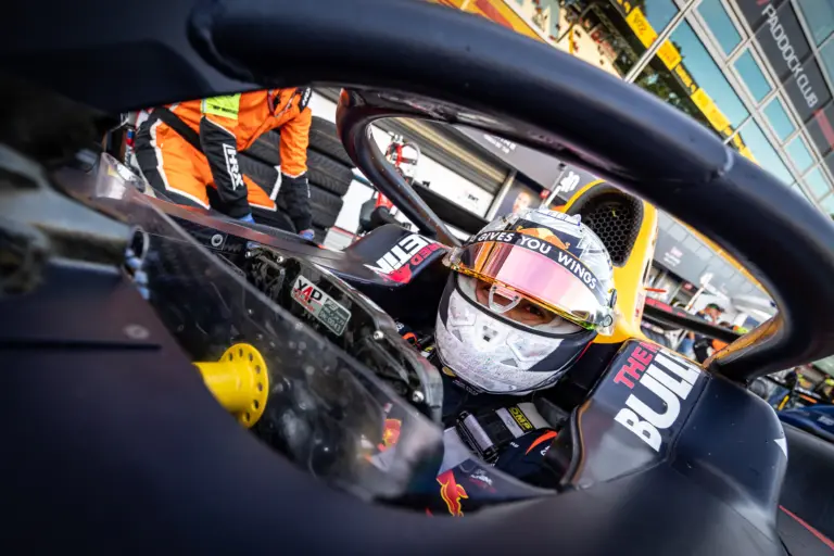 Újonnan belépő csapatnál találhat menedéket a Red Bulltól menesztett versenyző