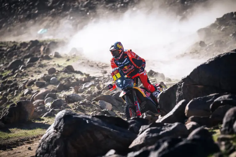 Sanders tizedik szakaszgyőzelmével az élre állt, Gyenes kategória 8. a Dakar második szakasza után