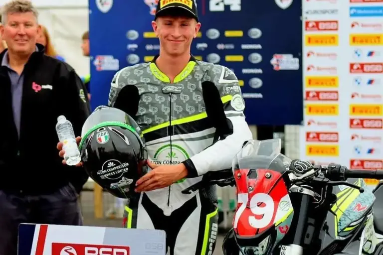 Autóval elgázoltak egy fiatal motorversenyzőt, belehalt sérüléseibe