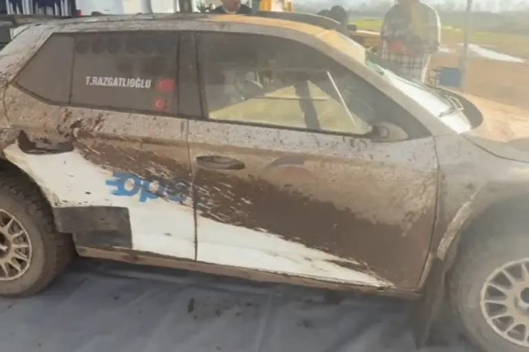 Razgatlıoğlu nem pihen: raliautót vezetett és pályabírót játszott (videók)