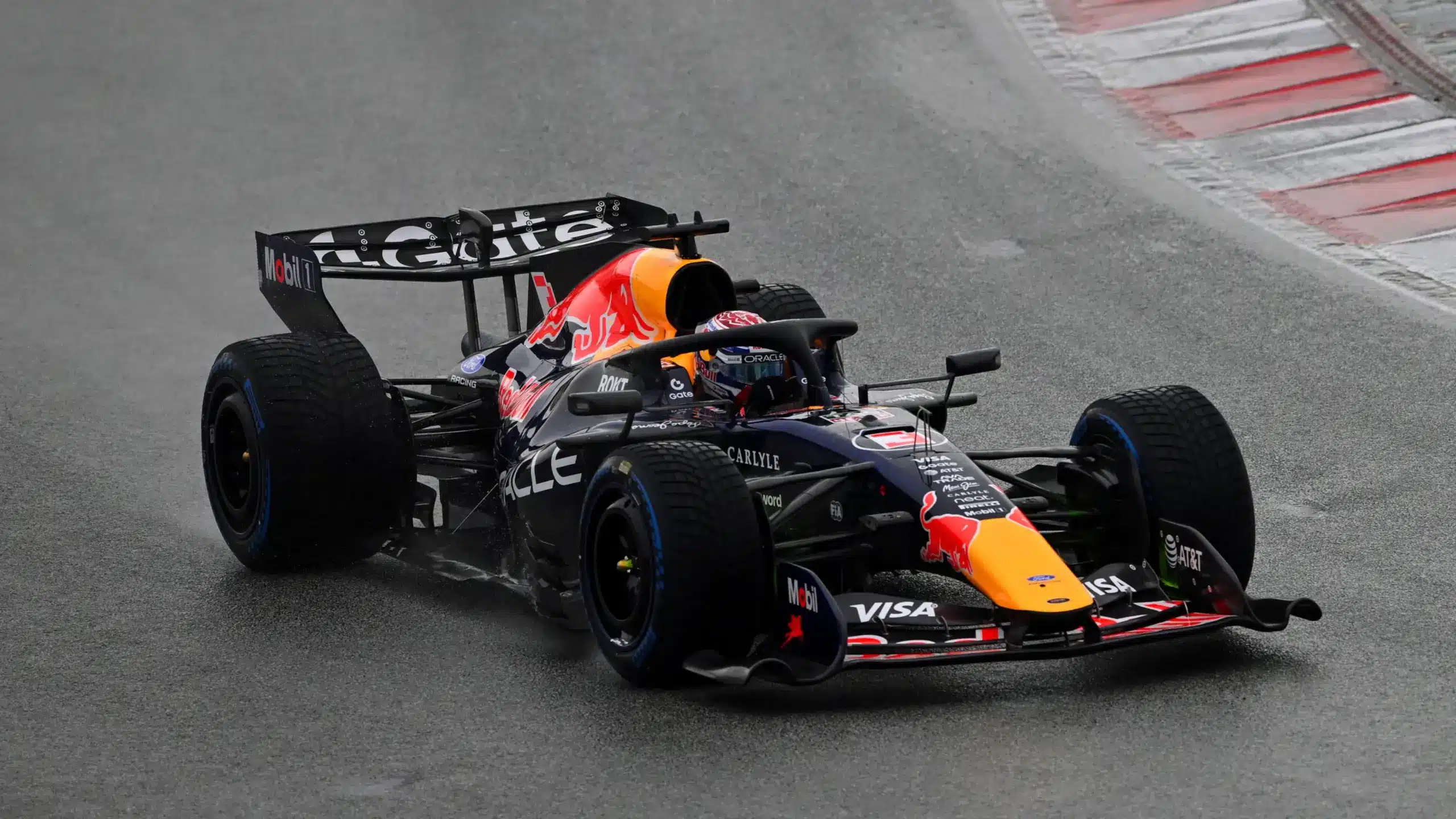 Összetört a Red Bull az esős keddi tesztnapon Barcelonában