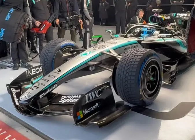 Hosszú videón az először pályára hajtó új Mercedes