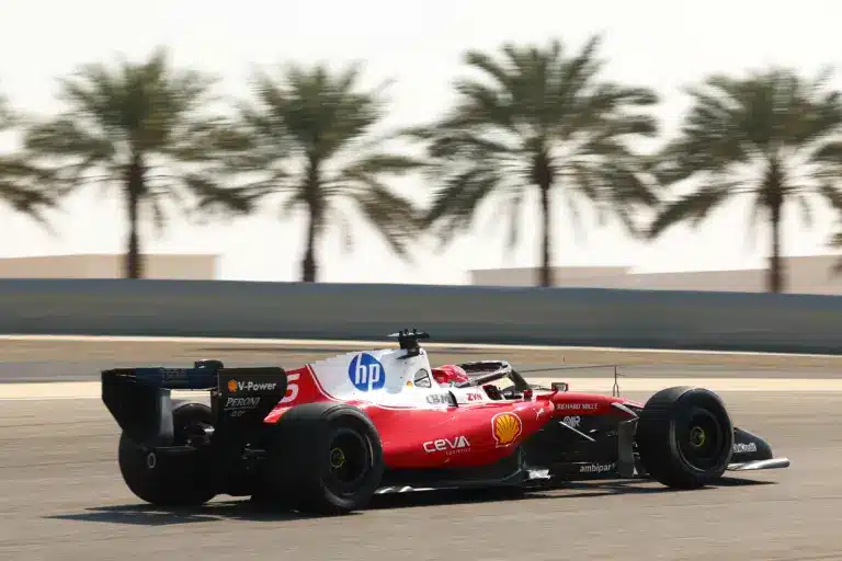 Így veri egy tavalyi középszerű F1-es autó is az idei leggyorsabbat