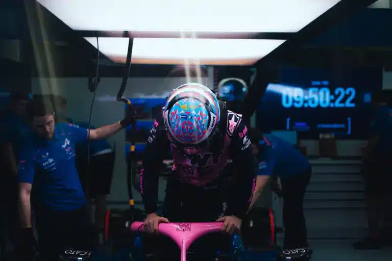 Visszanyalt a fagyi, most a gyűlölködő rajongókról ismert pilótára zúdult gyűlöletcunami