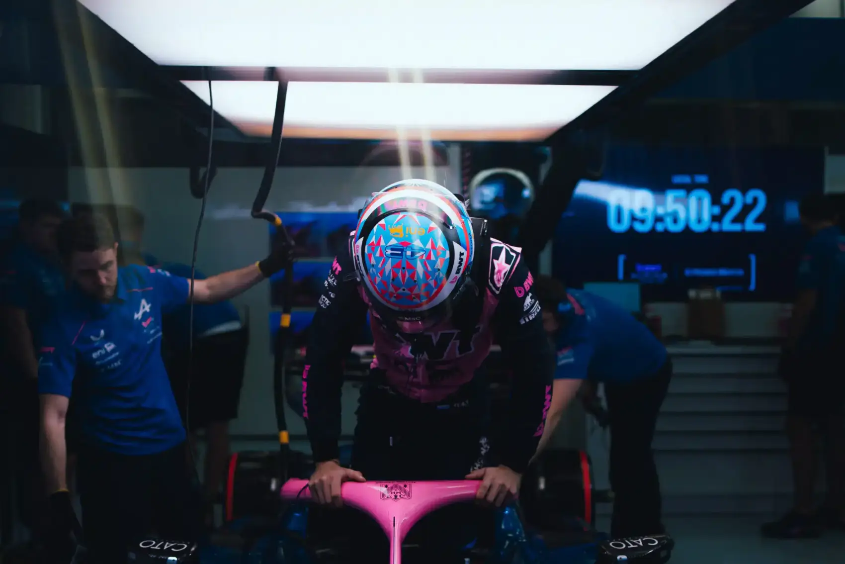 Visszanyalt a fagyi, most a gyűlölködő rajongókról ismert pilótára zúdult gyűlöletcunami