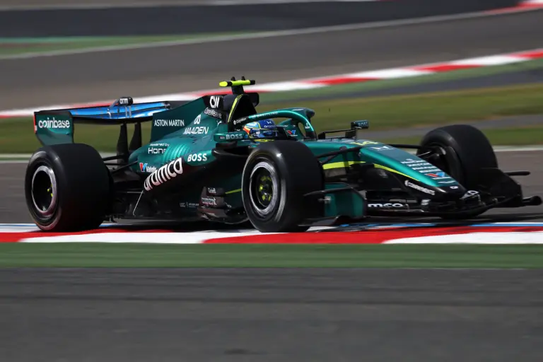 Alonsót újra utolérte a Honda-átok? Ennyire súlyos lemaradásban lehet az Aston Martin