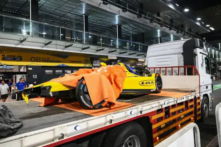 Összetört autók és Fakanál-díj – ez történik, ha influenszereket ültetnek igazi versenyautókba