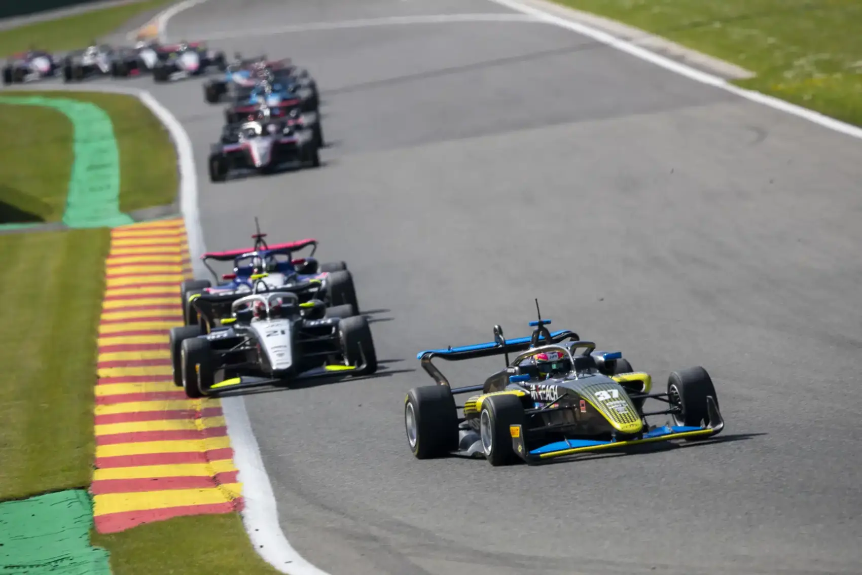 Verstappen is üzent a fájdalmak miatt a karrierjét megszakító fiatal versenyzőnek