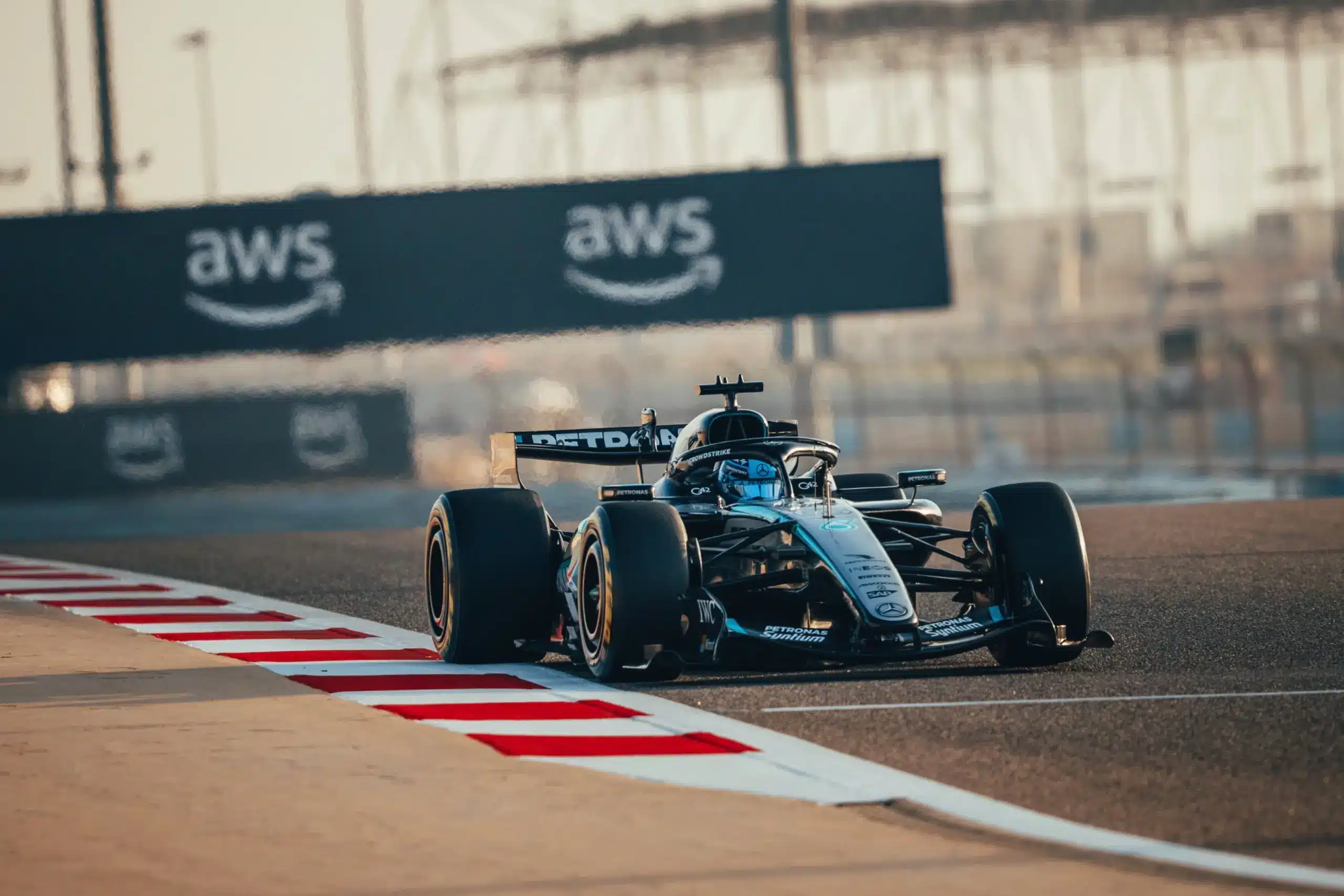 Egy századdal az élen a Mercedes, sok időt veszített a Red Bull az utolsó teszt nyitányán