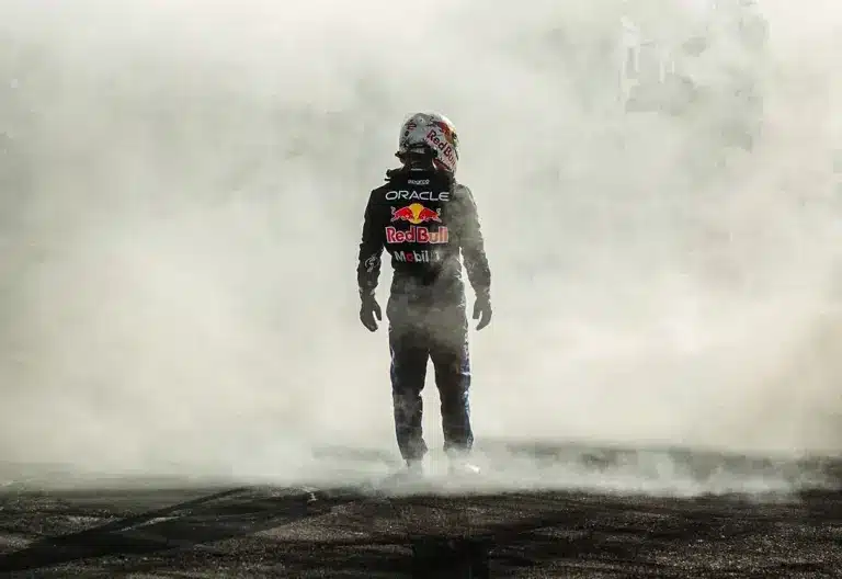 Balul sikerült Red Bull-parádé két F1-es pilótával: az egyik autó kigyulladt, a másik fellökte a nézőket