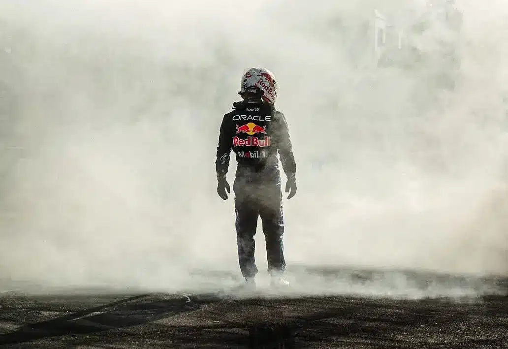 Balul sikerült Red Bull-parádé két F1-es pilótával: az egyik autó kigyulladt, a másik fellökte a nézőket