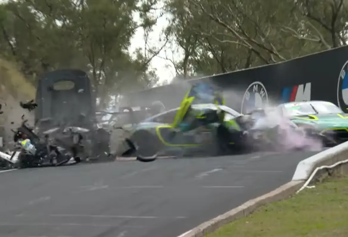 Vérfürdő a legendás versenyen – az egyik pilóta kétszer zuhanyzott, hogy minden maradványtól megszabaduljon (videó)