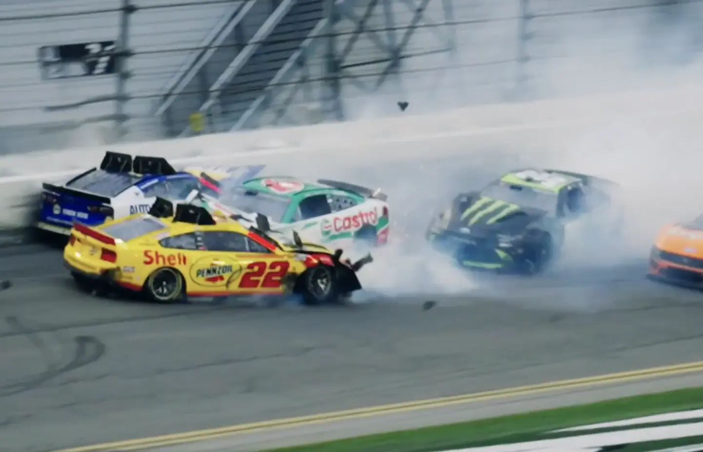 Roncsderbit hozó utolsó kör után nyerte Michael Jordan csapata a Daytona 500-at (videó)
