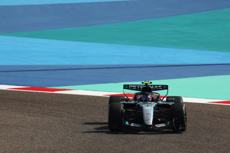 A Mercedes lehetetlen helyzetet teremtett a bahreini teszt blöffölési játékában