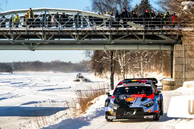 Neuville megérkezett, Katsuta az élen Svédországban