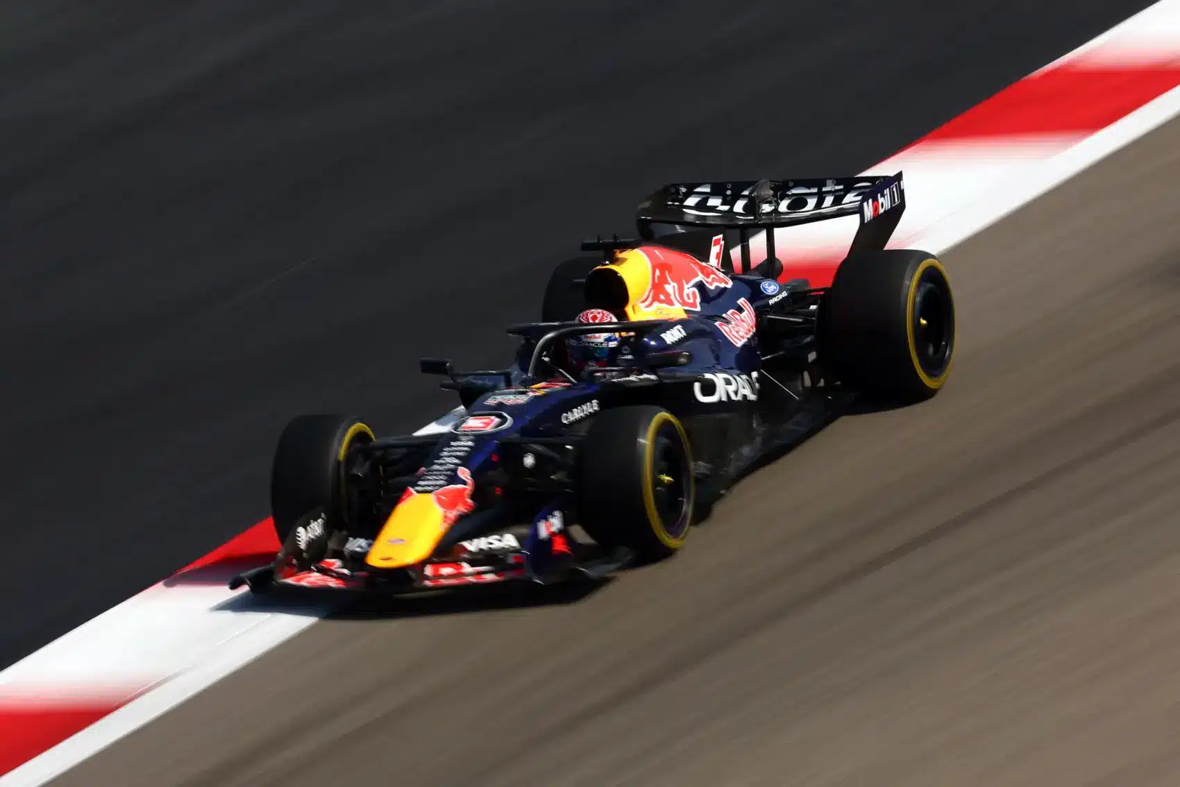 Miért állítja a Mercedes, hogy a Red Bull a favorit, és a Red Bull azt, hogy a Mercedes?