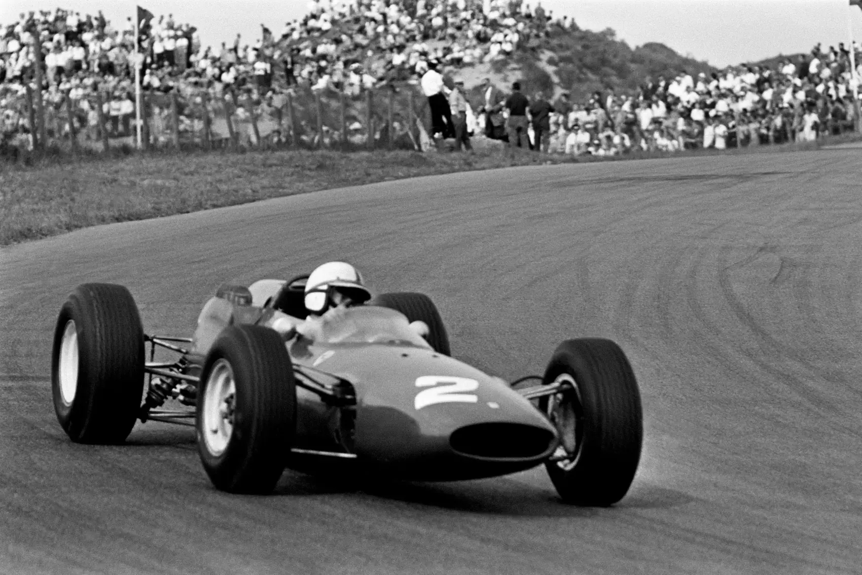 Kék-fehér Ferrarival, drámai szezonzárón teljesült be a motorsport egyik legnagyobb bravúrja