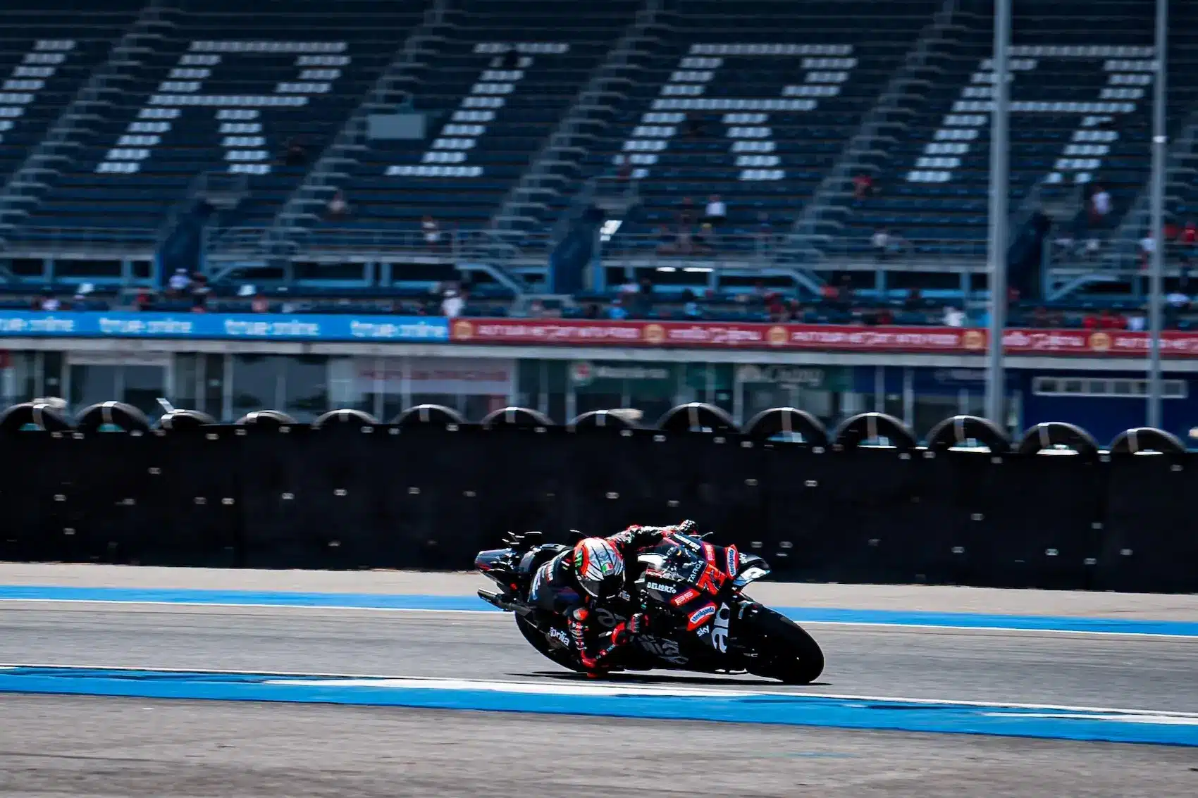Bezzecchi hamar élre állt, Martín bukásával együtt is meggyőző Aprilia-kezdés a burirami nyitányon