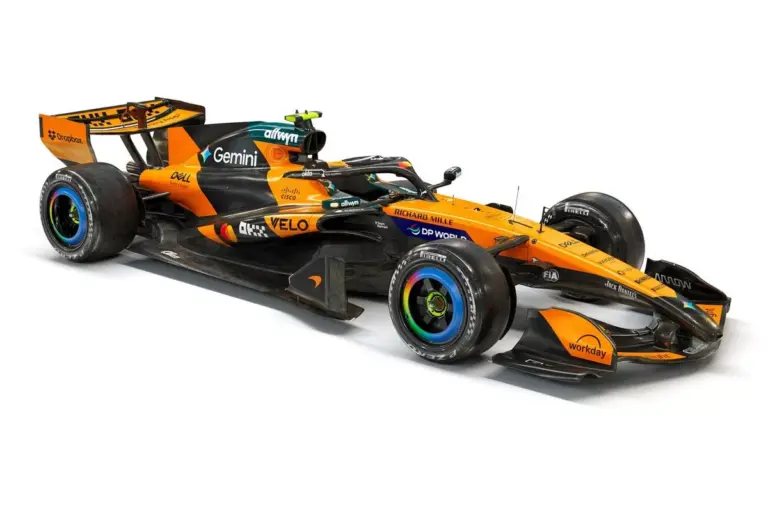 Egy egész várost felvillanyozott új autójával a címvédő, itt a McLaren MCL40