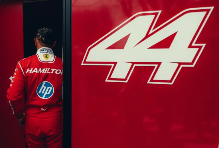 Hamilton két nagy szakítással kezdi az évet