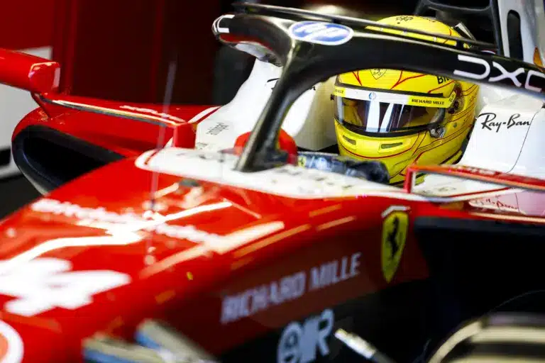 Hamilton váratlanul megjelent egy találkozón, imádták az autóőrültek (videó)