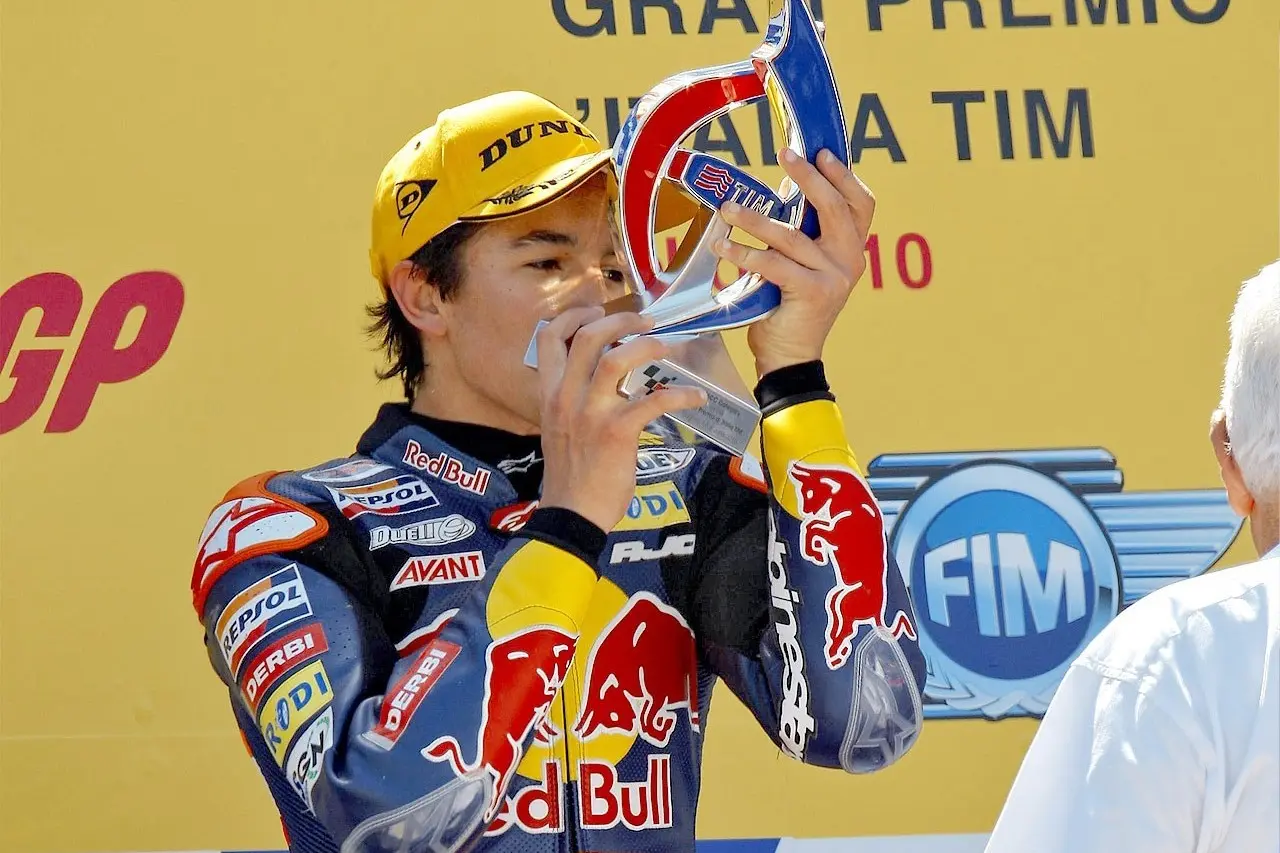 Márquez 2010-ben, a harmadik szezonjában szerezte meg első futamgyőzelmét a 125 köbcentis kategóriában, és hiába volt csak 17 éves, Mugellóban egyértelműen bejelentkezett a vb-címért (Fotó: MotoGP Media)