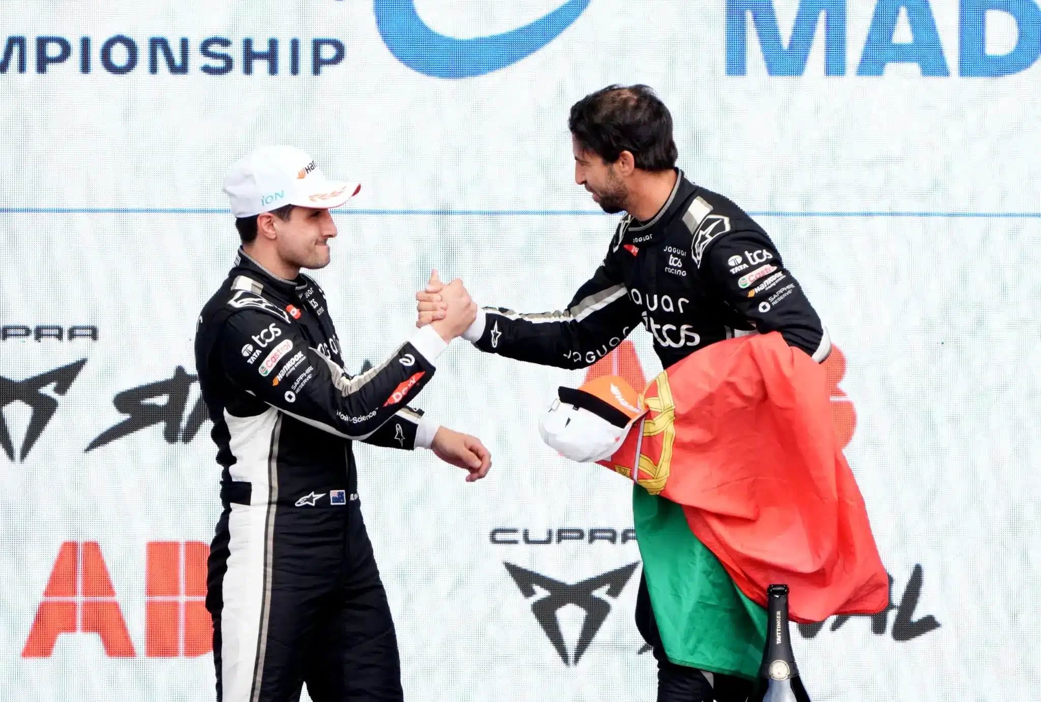 „Akkor mi a ****t csinál?” – sárdobálások közepette szerzett kettős győzelmet a Jaguar