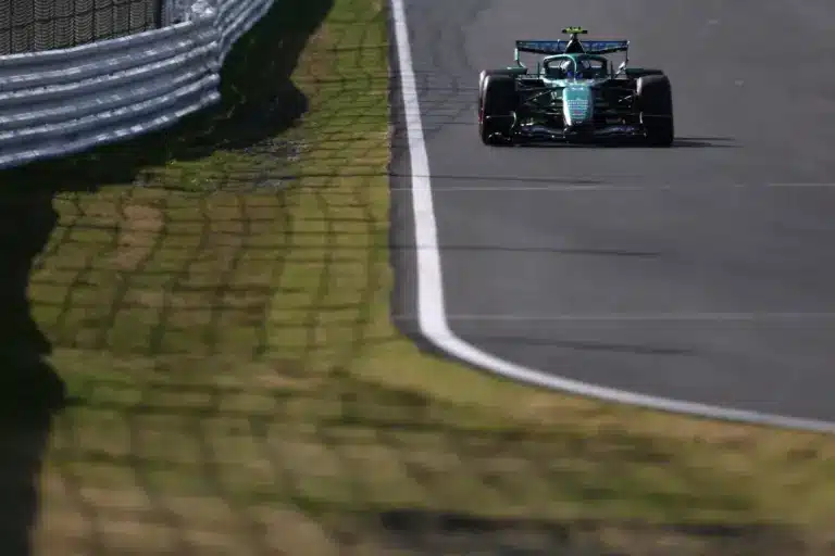 Ne kattints ide, ha nem akarsz szomorkodni, mivé silányították az F1 egyik legpompásabb kanyarját (videó)