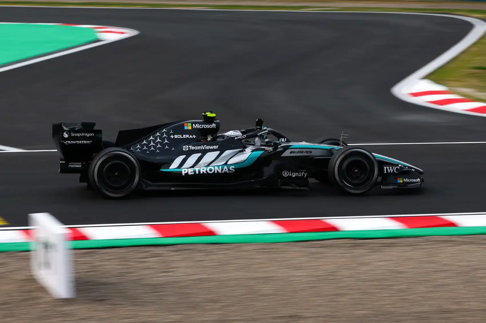 Balesetveszélyes motortrükköt gyanítanak a Mercedesnél