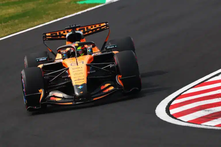 Hiába a Mercedesé a legjobbnak tűnő motor, a McLaren mégis hátrányt szenved miatta
