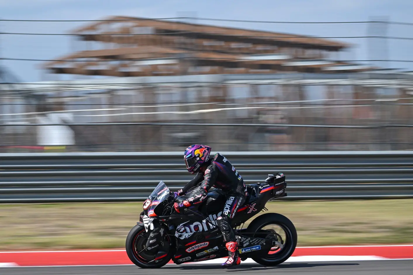 Marc Márquez kiütötte Di Giannantoniót, Bezzecchi eldobta, Martín legyőzte Bagnaiát – majd elesett