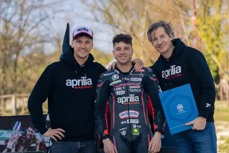 Rossi birodalmában teljesítette az Aprilia Bezzecchi különös kívánságát (videó)