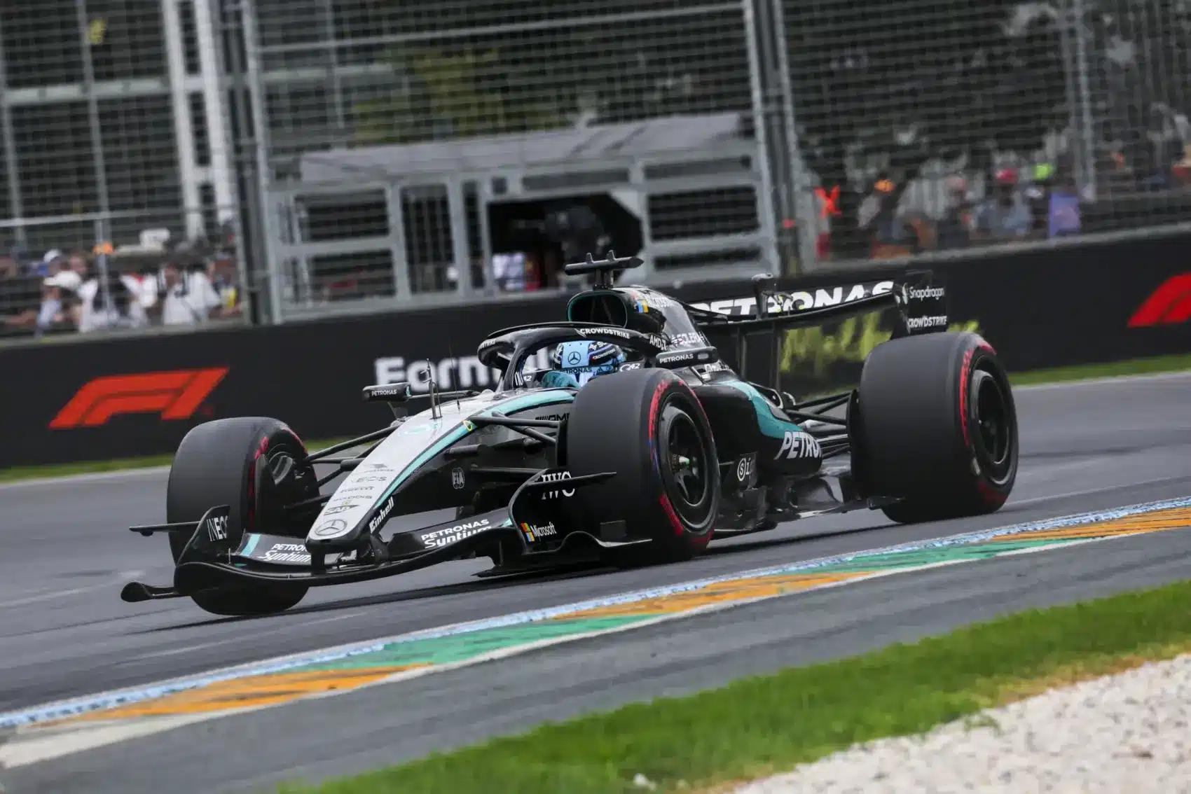 Russell a pole-ban, Verstappen a falban végzett az Ausztrál Nagydíj időmérő edzésén