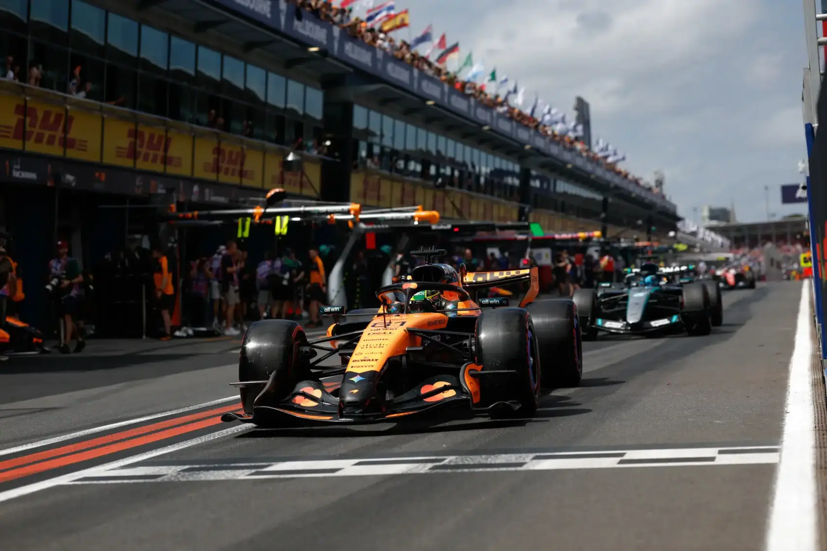 „Az F1-ben nem így dolgozol” – a McLaren csapatfőnökének nem tetszik, ahogy a Mercedes bánik velük